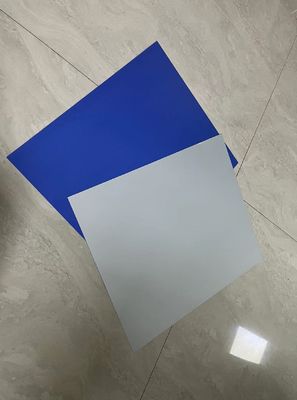 Placa térmica CTP de camada dupla com precisão de registro melhorada e revestimento azul escuro para manuseio de luz diurna
